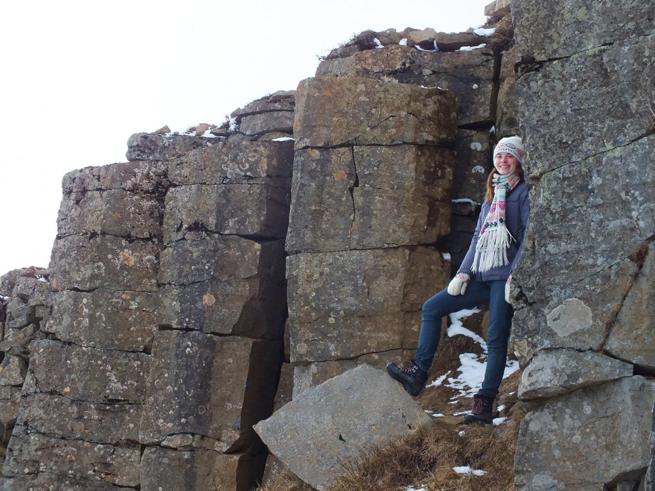 pose Sears sur des colonnes basaltiques